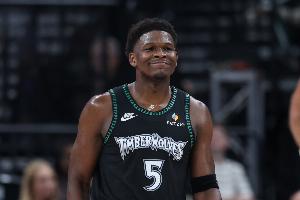 金蟬脫殼！愛德華茲歐洲步破解包夾 殺進(jìn)內(nèi)線上籃得手