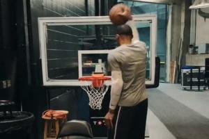 ??笑死哈哈哈！威少連扣4次超矮籃筐??全飛了！