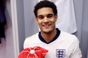 上演首秀！寬薩是英格蘭隊史第1297位出場球員，賽后獲贈紀(jì)念帽子