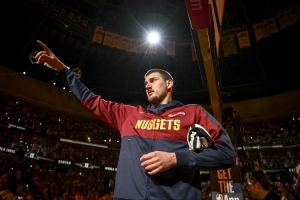 鯊魚的低位+魔術(shù)師的組織+KD的投籃！約基奇正朝著GOAT的目標(biāo)邁進(jìn)