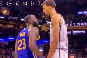 文班隔扣后怒吼！追夢(mèng)回應(yīng)：你這個(gè)混蛋&垃圾！文班：在你頭頂