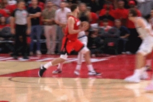 秀個手活兒！申京連續(xù)轉(zhuǎn)身碾到甜點區(qū) 小拋投打成2+1