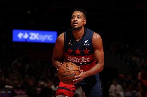 蝴蝶穿花！麥科勒姆背運(yùn)連過2人 突到籃下拉桿上籃打中