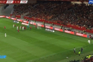 居爾為土耳其破門(mén)，這是西班牙本屆世預(yù)賽的第一粒丟球