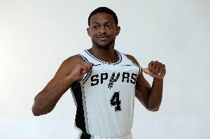 我隊(duì)友真猛！?？怂篂t灑轉(zhuǎn)身中投空心命中 文班場邊露出笑容