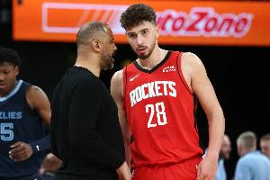 烏度卡：申京在防守端全方位進(jìn)步 他做到我們要求他做的事情