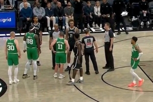 還挺激烈！米諾特和克洛尼爭(zhēng)搶籃板時(shí)互相推搡 雙方吃T！