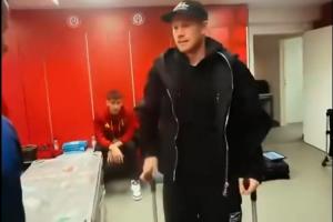 心系球隊(duì)！比利時(shí)取勝即出線，34歲德布勞內(nèi)拄雙拐現(xiàn)身球隊(duì)更衣室