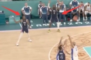 庫(kù)里回顧金色匕首：我想到詹姆斯和KD在旁邊舉手要球的照片就想笑