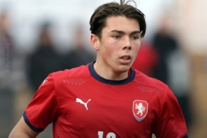 布馮兒子連續(xù)兩場(chǎng)戴帽！隊(duì)報(bào)稱贊：或許比薩該給他更多機(jī)會(huì)