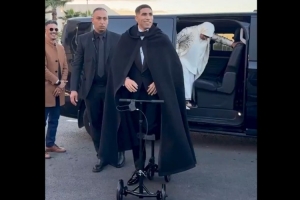 腳踝受傷，阿什拉夫騎特制滑板車出席非洲足球聯(lián)合會頒獎典禮