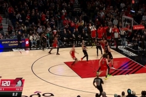 戲劇性？！科比·懷特關(guān)鍵傳球直接給對手 但回頭一個三分追至1分