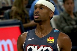 這怎么防？！亞歷山大突破對抗拉文 隨手一拋打板命中2+1！