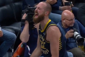 技驚四座！赫夫虛晃后突破 直接單臂滑翔隔扣卡爾克布倫納！