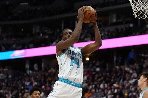 我還你一個(gè)！迪亞巴特順下大三步 單臂隔扣以賽亞·杰克遜！