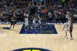 另類3+1！賈雷斯·沃克命中三分同時(shí) 小橋籃下推倒赫夫送加罰