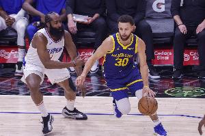 本賽季三分命中數(shù)：馬克西61球第1 庫里第2 米切爾第3哈登馬卡第4