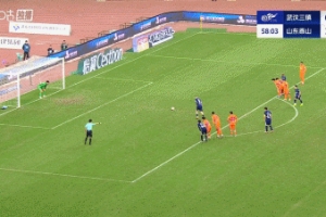 王大雷撲點(diǎn)！裁判看VAR后判三鎮(zhèn)獲點(diǎn)，圖多列點(diǎn)射被王大雷撲出！