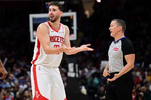 被完虐！申京全場夢游&15投拿14分 有5失誤&正負(fù)值-16全場最低