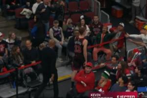 尷尬了！許爾特不滿判罰將球隨手一拍 結(jié)果砸到女裁判 被1T驅(qū)逐！