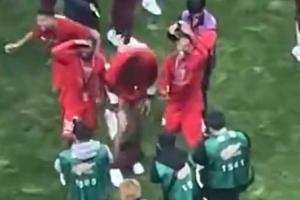 多少吧友干過這事??海港奪冠后，蔣光太偷襲把古斯塔沃褲子脫了