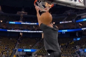 金州拉文上線！庫(kù)里賽前訓(xùn)練上演自拋?zhàn)越愚D(zhuǎn)身背扣