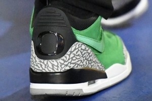 壕！庫(kù)里今日球場(chǎng)通道上腳的AJ3俄勒岡大學(xué)PE市價(jià)近8000美元