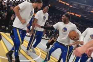 回主場(chǎng)真開(kāi)心！勇士眾將賽前圍圈 庫(kù)里在中央熱舞引得眾人大笑