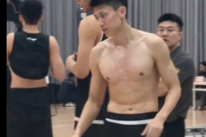 肌肉線條明顯！CBA體測現(xiàn)場直擊 劉曉宇這身材什么水平？