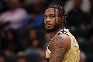 出一口氣！惠特摩爾1分鐘內(nèi)先切入滑翔劈扣 接著上演飛身雙手補(bǔ)扣