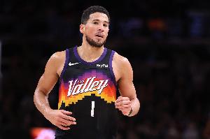 手感不佳串聯(lián)不錯(cuò)！布克半場(chǎng)8中2拿到6分1板8助 4失誤