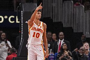 不信這個(gè)邪！里薩謝先空接扣飛 隨后快攻和隊(duì)友傳切完成飛身暴扣