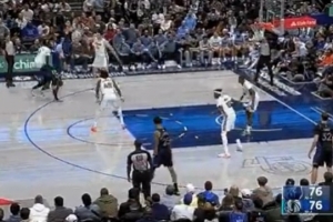 可惜了！克萊三分命中 但先吹了加福德進攻掩護犯規(guī)