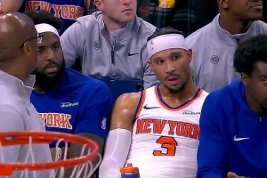 滿臉不甘！薩格斯上籃打時(shí)間差被犯規(guī) 哈特6犯離場(chǎng)