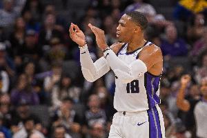 手起刀落！威少最后時刻壓時間單打 負角度高難度金雞獨立命中！