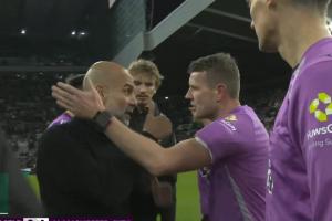 瓜帥點(diǎn)贊??瓜迪奧拉賽后找主裁握手交流，瓜帥向主裁豎起大拇指