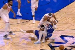 賠了夫人又折兵！哈特失誤后反搶犯規(guī) 還摟薩格斯脖子被吹T