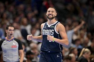 手感火熱！克萊上半場出戰(zhàn)11分鐘 三分6中4砍下14分