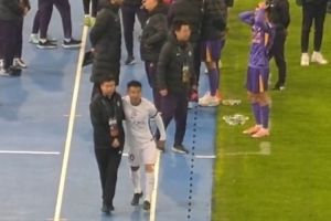 惺惺相惜！于漢超賽后特意前往對手替補(bǔ)席，與于根偉擁抱致意