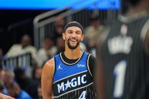 要崩盤了？薩格斯中路突破雙手滑翔暴扣！魔術(shù)領(lǐng)先到18分！