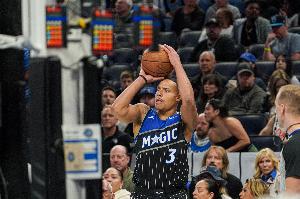 穩(wěn)定輸出！貝恩半場(chǎng)9中4拿到15分2板1斷 首節(jié)10分