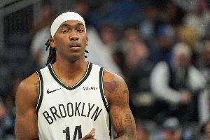 加餐？場邊球迷爆米花被球砸翻 曼恩趁機(jī)去抓了兩顆塞嘴里