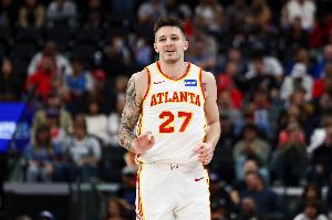 傷到瞄準(zhǔn)鏡！克雷伊奇防守被打到眼睛 老鷹喊停調(diào)整