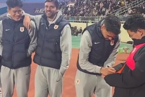 泰山球員澤卡、馬德魯加、彭嘯現(xiàn)身齊魯超決賽，與球迷互動(dòng)