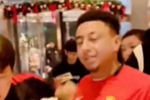 人氣火爆！球迷在酒店與林加德合影，球隊工作人員護送其進入電梯