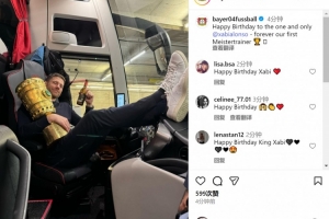 功勛主帥！勒沃庫(kù)森祝阿隆索44歲生日快樂(lè)，帶隊(duì)贏得德甲首冠