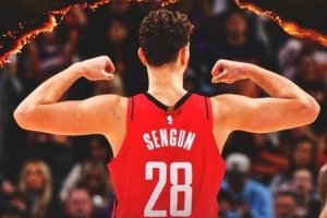 輕松砍下18+5+5！火箭發(fā)布贏球海報：申京秀肌肉瞬間成為封面