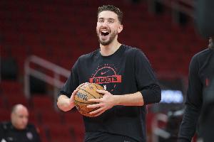 申京開季連續(xù)15場至少5板5助 歷史上僅他和約基奇兩位中鋒做到