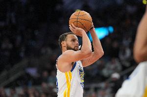 路威：庫里末年可以轉(zhuǎn)型成雷·阿倫打法 成為一名定點射手