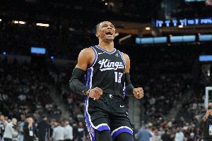 心情大好！威少賽前熱身飆進(jìn)負(fù)角度三分 隨后“火影跑”慶祝